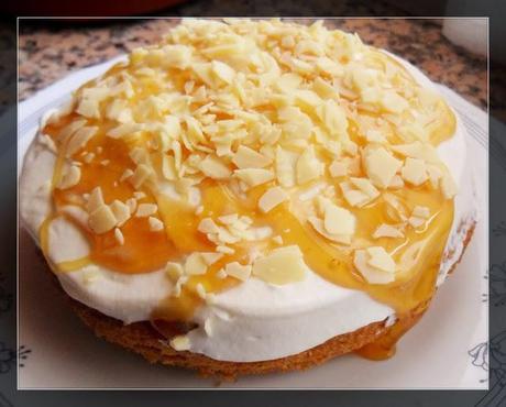 Bizcocho de cardamomo cubierto de nata montada, miel y chocolate blanco