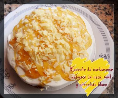 Bizcocho de cardamomo cubierto de nata montada, miel y chocolate blanco