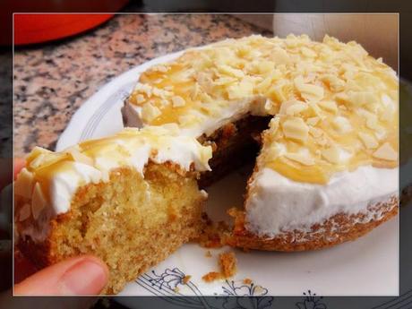 Bizcocho de cardamomo cubierto de nata montada, miel y chocolate blanco