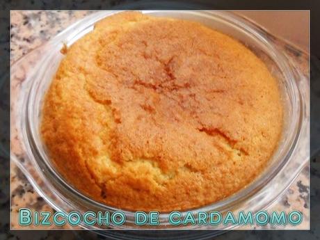 Bizcocho de cardamomo cubierto de nata montada, miel y chocolate blanco