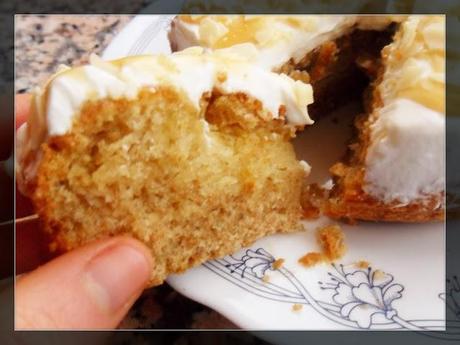 Bizcocho de cardamomo cubierto de nata montada, miel y chocolate blanco