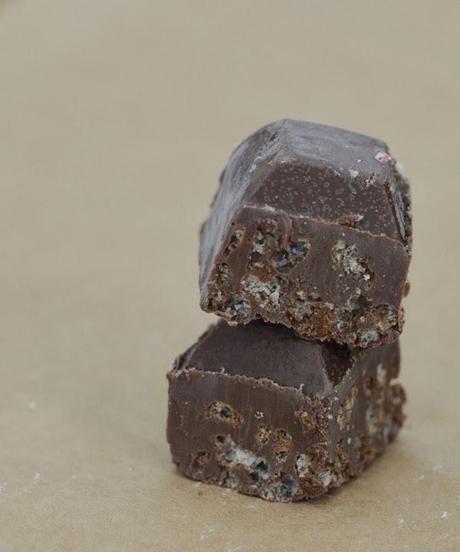 Turrones variados de chocolate negro y blanco