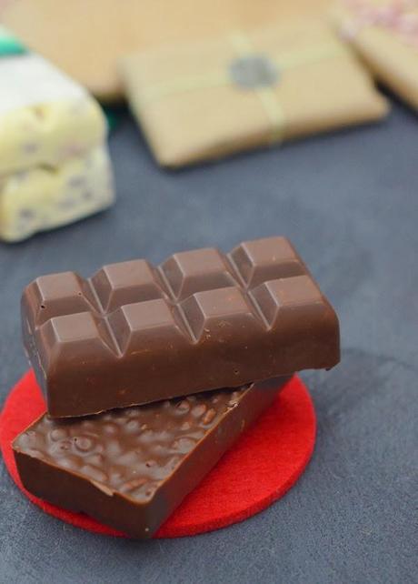 Turrones variados de chocolate negro y blanco