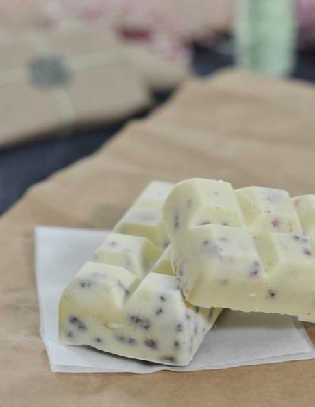 Turrones variados de chocolate negro y blanco