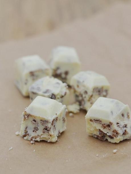 Turrones variados de chocolate negro y blanco