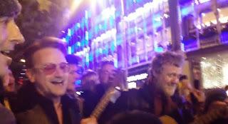 Bono y Glen Hansard cantan villancicos en las calles de Dublín