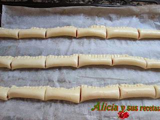 HUESOS DE HOJALDRE RELLENOS DE PIMIENTOS ASADOS