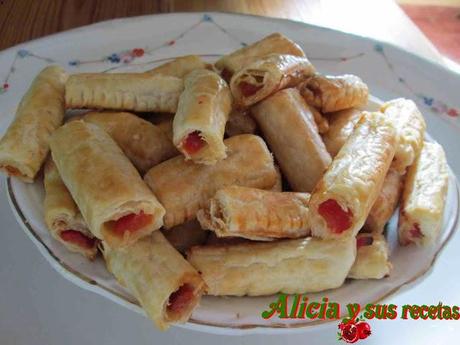 HUESOS DE HOJALDRE RELLENOS DE PIMIENTOS ASADOS