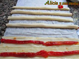 HUESOS DE HOJALDRE RELLENOS DE PIMIENTOS ASADOS