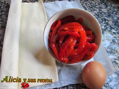 HUESOS DE HOJALDRE RELLENOS DE PIMIENTOS ASADOS