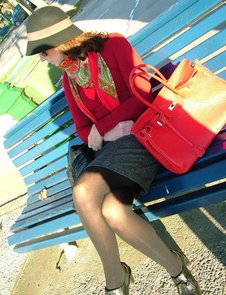 MIS LOOKS - TWEED CON UN TOQUE ROJO