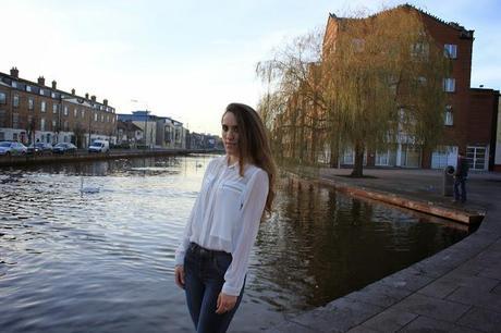 Fur vest, white shirt and bangle with quote Fur vest, white shirt and bangle with quote