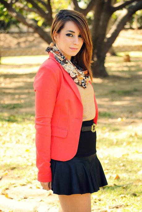 Look of the day: coral blazer & black booties - Paperblog
