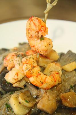 Setas salteadas al pimentón con langostinos