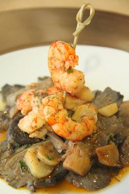 Setas salteadas al pimentón con langostinos