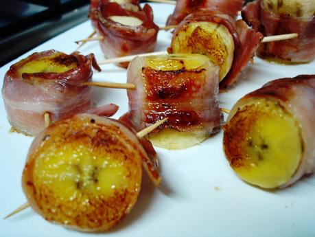 Pincho de beicon con plátano