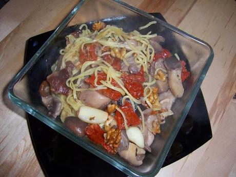 ESPAGUETIS CON SETAS, TOMATES SECOS Y NUECES