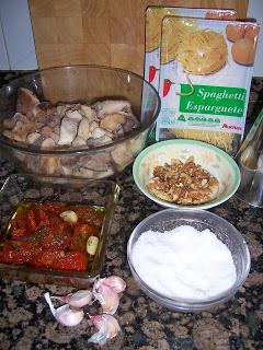 ESPAGUETIS CON SETAS, TOMATES SECOS Y NUECES