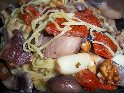 ESPAGUETIS CON SETAS, TOMATES SECOS Y NUECES