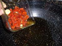 ESPAGUETIS CON SETAS, TOMATES SECOS Y NUECES