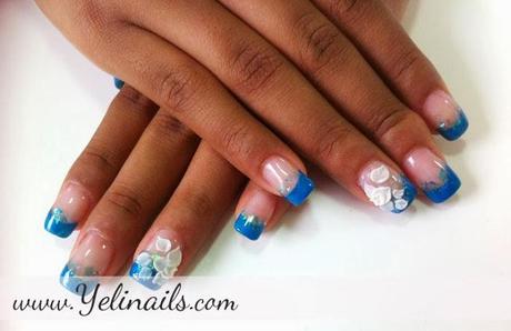 Uñas acrílicas con puntas azules.