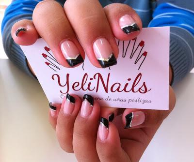 Uñas de gel decoradas.