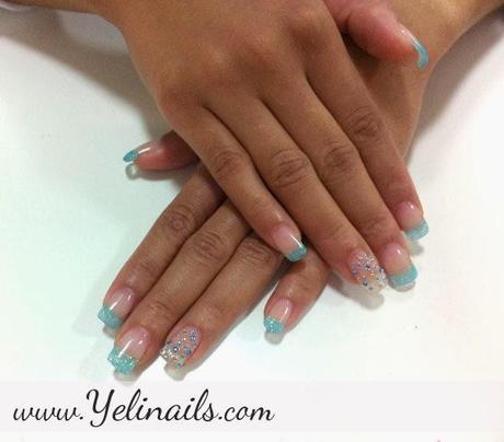 Uñas de gel con glitter.