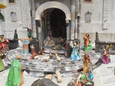 Imágenes de un pesebre hecho con papel y cartón