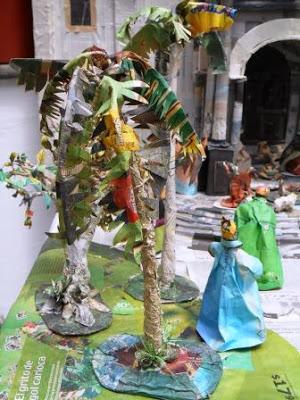 Imágenes de un pesebre hecho con papel y cartón