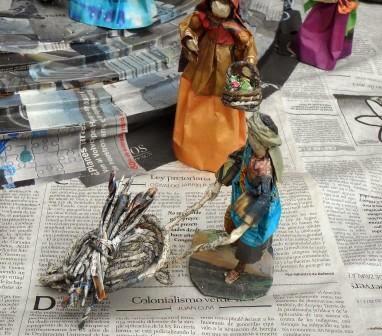 Imágenes de un pesebre hecho con papel y cartón