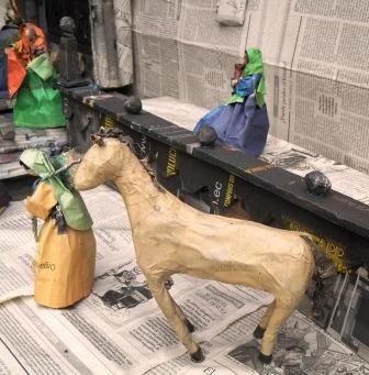 Imágenes de un pesebre hecho con papel y cartón