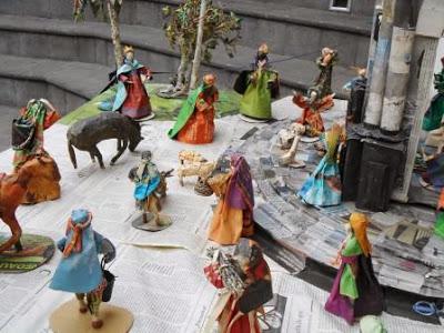 Imágenes de un pesebre hecho con papel y cartón