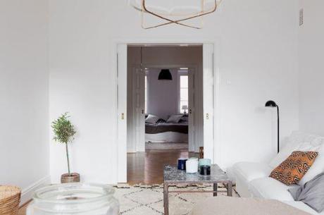 suelos de madera de roble puertas correderas dobles estilo nórdico escandinavo vintage decoración sencilla nórdica decoración renovación pisos segunda mano decoración nórdica escandinava decoración en blanco blog interiores escandinavos blog decoración interiores nórdicos 