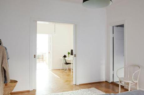 suelos de madera de roble puertas correderas dobles estilo nórdico escandinavo vintage decoración sencilla nórdica decoración renovación pisos segunda mano decoración nórdica escandinava decoración en blanco blog interiores escandinavos blog decoración interiores nórdicos 