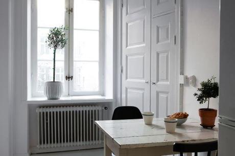 suelos de madera de roble puertas correderas dobles estilo nórdico escandinavo vintage decoración sencilla nórdica decoración renovación pisos segunda mano decoración nórdica escandinava decoración en blanco blog interiores escandinavos blog decoración interiores nórdicos 