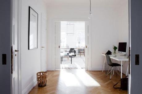 suelos de madera de roble puertas correderas dobles estilo nórdico escandinavo vintage decoración sencilla nórdica decoración renovación pisos segunda mano decoración nórdica escandinava decoración en blanco blog interiores escandinavos blog decoración interiores nórdicos 