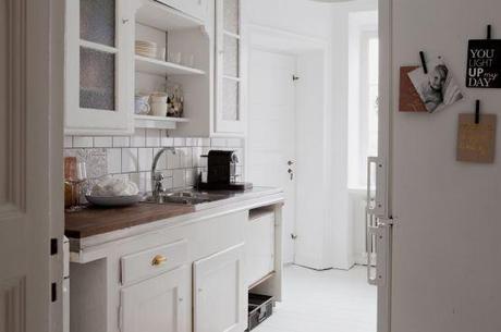 suelos de madera de roble puertas correderas dobles estilo nórdico escandinavo vintage decoración sencilla nórdica decoración renovación pisos segunda mano decoración nórdica escandinava decoración en blanco blog interiores escandinavos blog decoración interiores nórdicos 