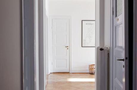 suelos de madera de roble puertas correderas dobles estilo nórdico escandinavo vintage decoración sencilla nórdica decoración renovación pisos segunda mano decoración nórdica escandinava decoración en blanco blog interiores escandinavos blog decoración interiores nórdicos 