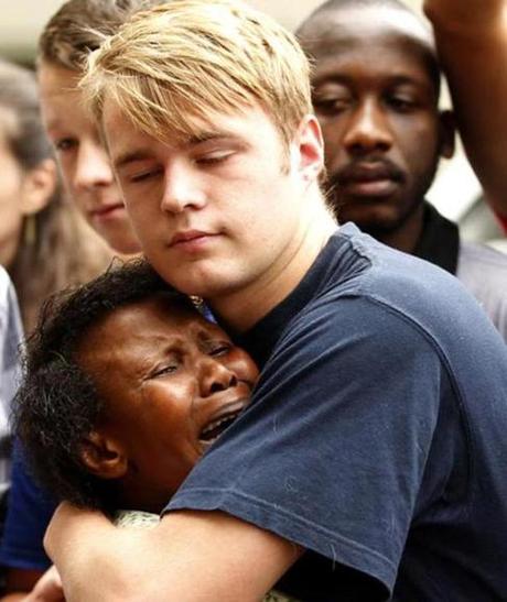 Un joven abraza a una desconsolada mujer en el funeral público celebrado en honor de Nelson Mandela en Johannesburgo el 10 de diciembre. Foto: Siphiwe Sibeko/Reuters.