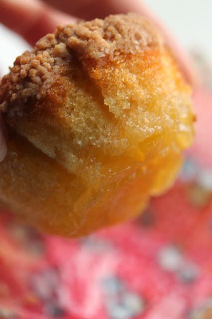 Muffins crujientes con base de manzana a punto de caramelo