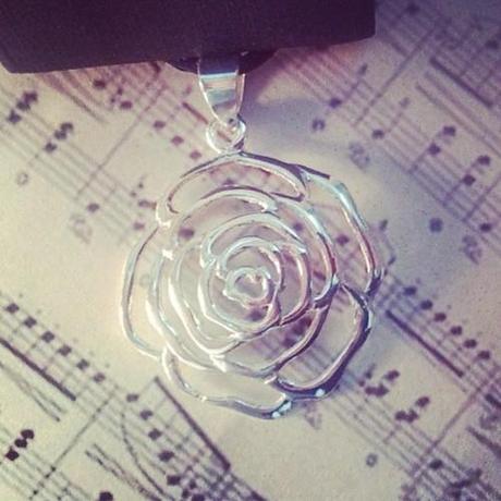 Historias de Regalos de Navidad y Conjuros de Fin de Año. Joyería de Plata Online. Colgante de Plata Rosa - Joyería Online El Rincón de Mis Alhajas