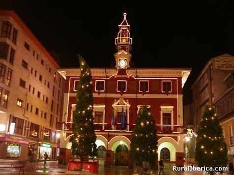 Para los que andéis por la Cuenca, esta noche habrá gente que comerá las 12 uvas en el Ayuntamiento de Langreo en solidaridad con los encerrados de Felguera Melt que quieren evitar los despidos. 