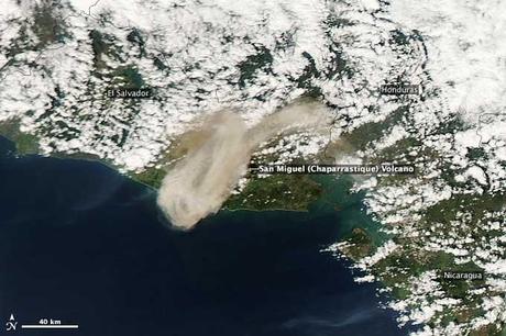 erupción del volcán San Miguel (Chaparrastique) desde satélite