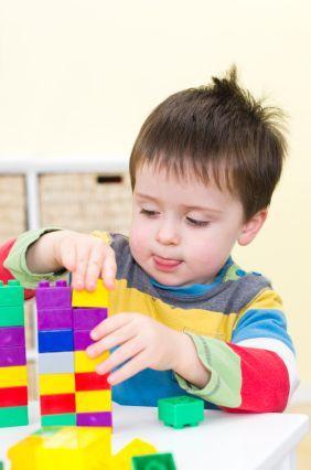 niño de dos años jugando Dos Años de Consultoría Artesana