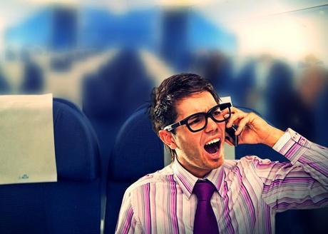 Imagen de una persona usando un teléfono en un avión