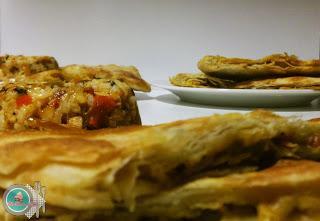 Rghayef/Msemmen rellenas de atún, verduras y queso.