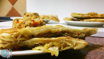 Rghayef/Msemmen rellenas de atún, verduras y queso.