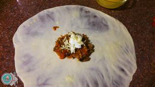 Rghayef/Msemmen rellenas de atún, verduras y queso. Rghayef/Msemmen rellenas de atún, verduras y queso.