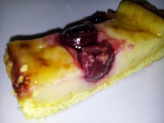 Tarta de cereza con crema inglesa en pasta quebrada