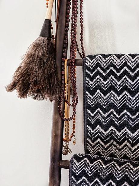 UN BAÑO CON ELEGANTES ELEMENTOS ETNICOS